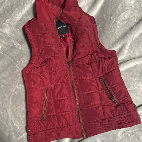MAURICES Burgundy Quilted Vest Size Small - Picture 2 of 6
